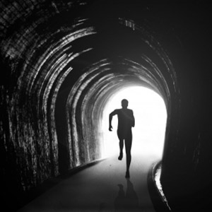 مرد در حال دویدن داخل تونل