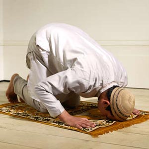 مردی در حال نماز خواندن در سجده